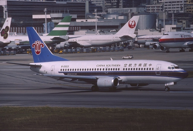 南航的B-2523在1991年于香港启德机场。网图